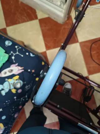 Andador con asiento y ruedas y cesta