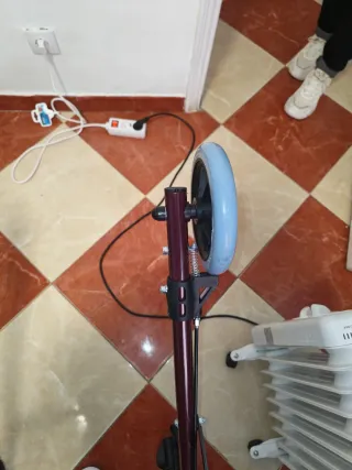 Andador con asiento y ruedas y cesta