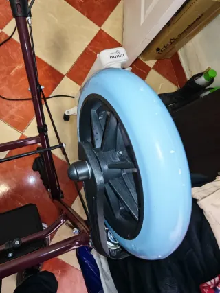 Andador con asiento y ruedas y cesta