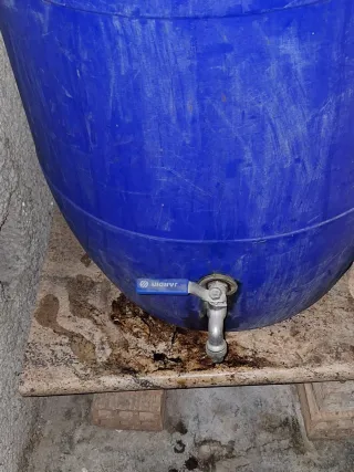 Bidón de plástico oscuro con grifo