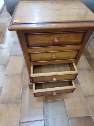 Mesita de noche 4 cajones madera