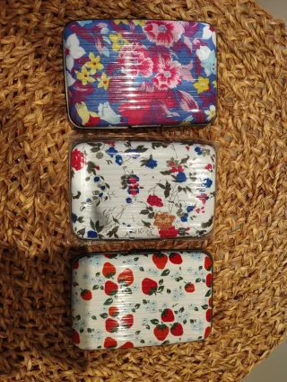 Tarjetero con estampado floral y fresas