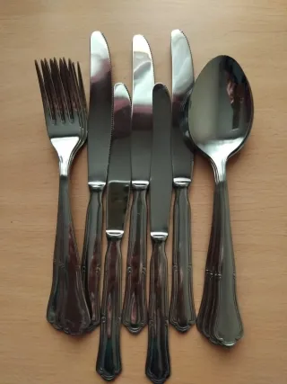 Set de cubiertos de metal.