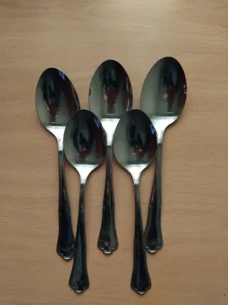 Set de cubiertos de metal.