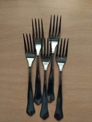 Set de cubiertos de metal.