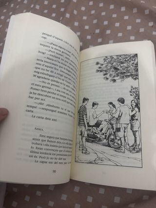 Uns papers en una capsa