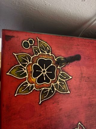 Cómoda hindú de madera