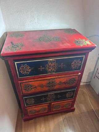 Cómoda hindú de madera