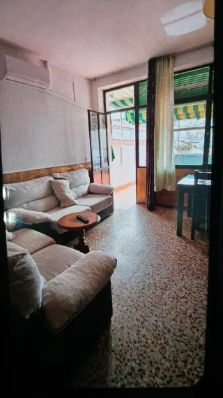 Casa cin garaje grande.