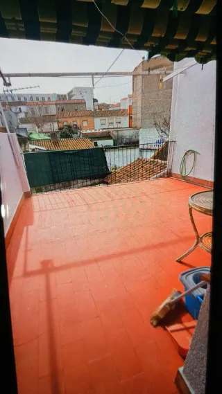 Casa cin garaje grande.