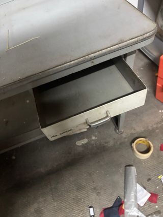 Mesa de trabajo metálica con cajones NO NEGOCIABLE