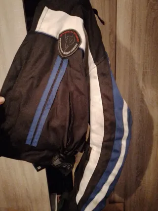 Cazadora Negra y Azul de moto con protecciones