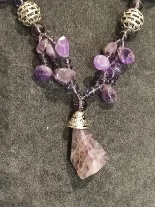 Collana con ametista grezza e perle