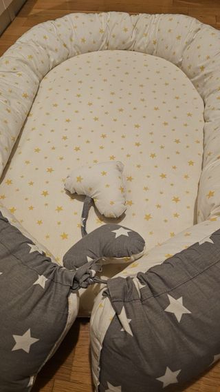 Cojín nido para bebé estrellas