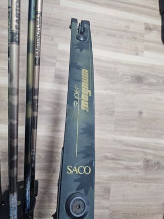 Arco de poleas con carcaj y flechas