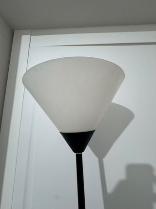 Lámpara de pie negra