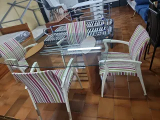 Mesa de vidrio +4 sillas