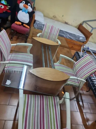 Mesa de vidrio +4 sillas