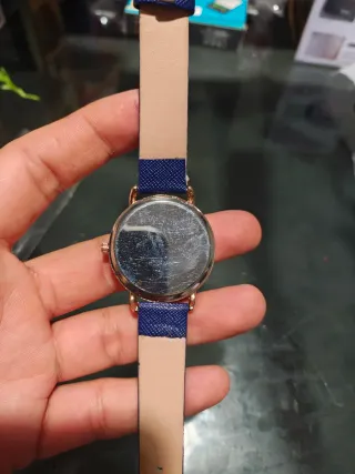 Reloj de dama azul con detalles dorados