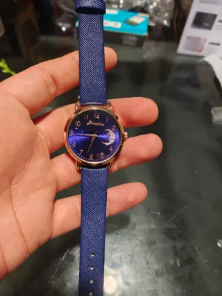 Reloj de dama azul con detalles dorados