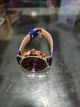 Reloj de dama azul con detalles dorados