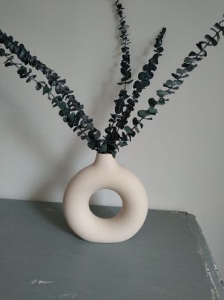 Jarron de ceramica circular beige claro