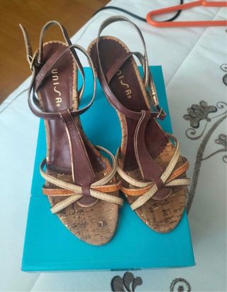Sandalias Unisa tacón marrón y beige