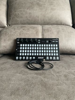 Akai Professional Fire Controlador