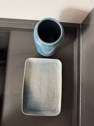 Jarrón y bandeja de cerámica