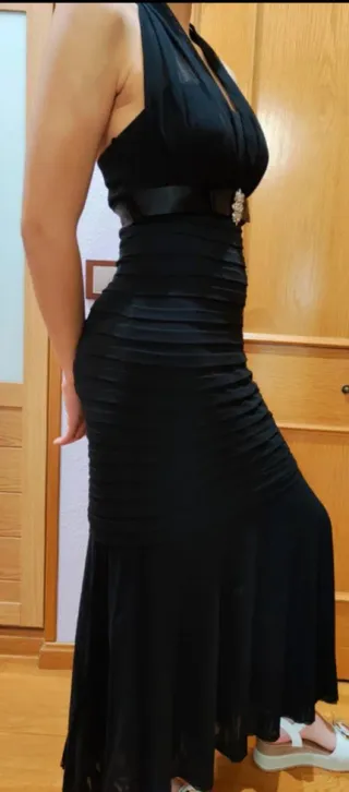 Vestido de fiesta negro con pedrería