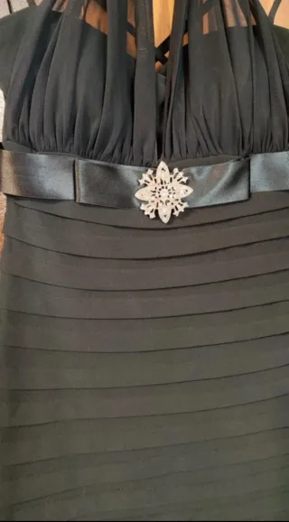 Vestido de fiesta negro con pedrería