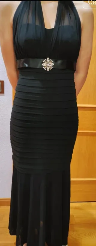 Vestido de fiesta negro con pedrería