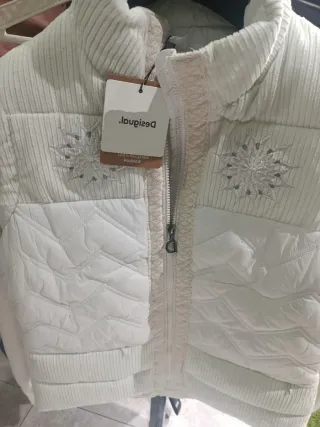 Chaqueta acolchada crema con bordado