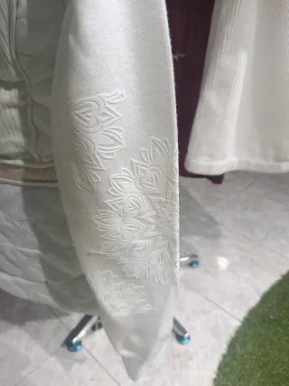 Chaqueta acolchada crema con bordado