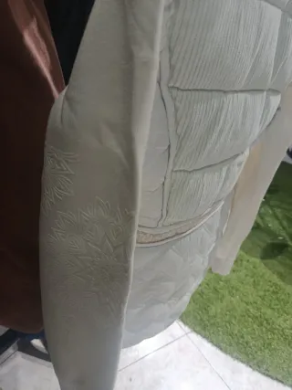 Chaqueta acolchada crema con bordado