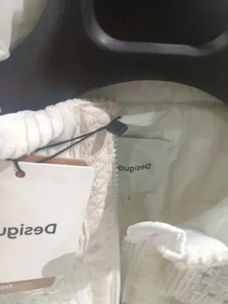 Chaqueta acolchada crema con bordado