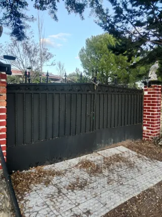 Puerta de entrada metálica negra