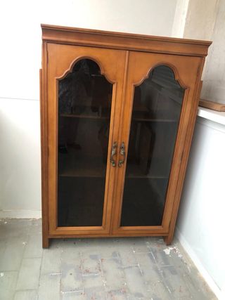Mueble de madera con puertas de cristal