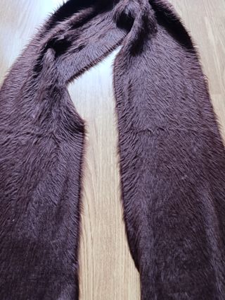 Bufanda de pelo marrón con flecos