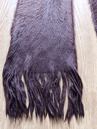 Bufanda de pelo marrón con flecos