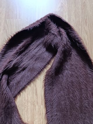 Bufanda de pelo marrón con flecos