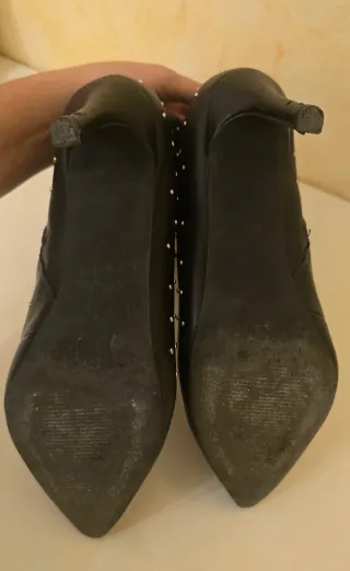 Botines tacón fino negros tachas 39