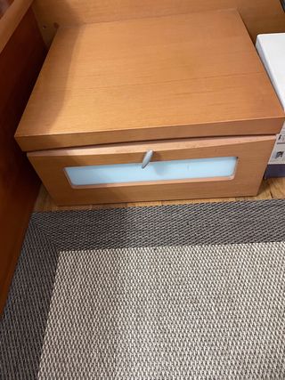 Mesita de madera con detalle de cristal