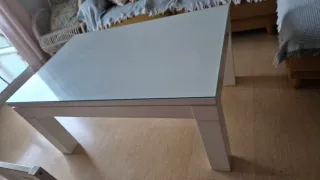 Mesa de centro con cristal y madera
