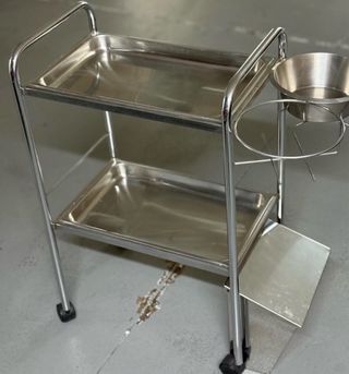 Carro de curativos en acero