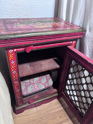 Mesita Noche Hindú Madera y Metal