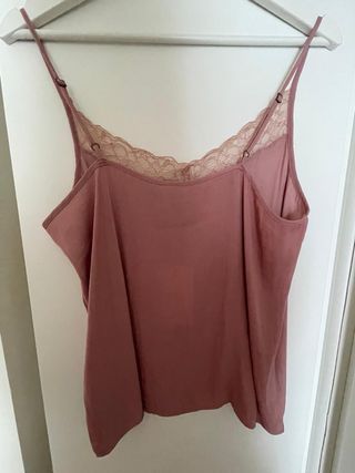 Camiseta lencera rosa con encaje