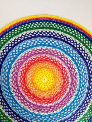 Tapete arcoíris tejido a mano crochet diá. 31,5 cm