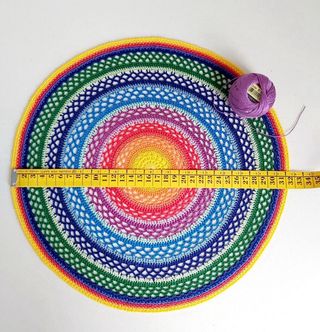Tapete arcoíris tejido a mano crochet diá. 31,5 cm