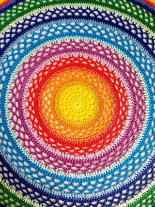Tapete arcoíris tejido a mano crochet diá. 31,5 cm